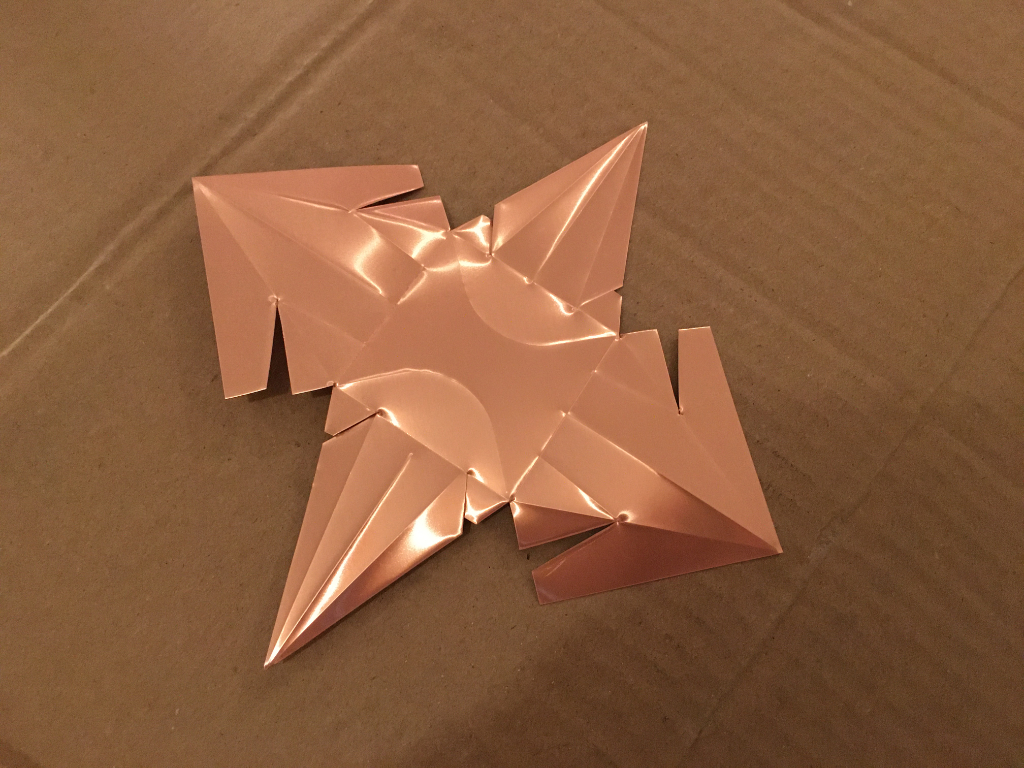 la feuille de cuivre prédécoupée pour réaliser l'origami