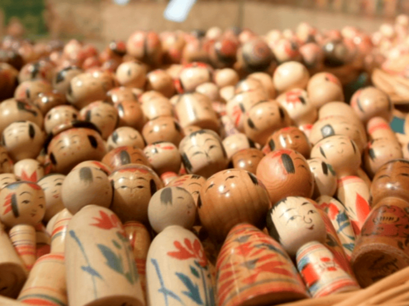 15 porte-bonheurs japonais pour attirer la chance - Les kokeshi du musée des kokeshi du musée Zao - source photo du Zao Kokeshi Museum