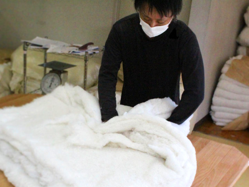 Les futons traditionnels japonais takaokaya sont réalisés avec de nombreuses couches de coton.