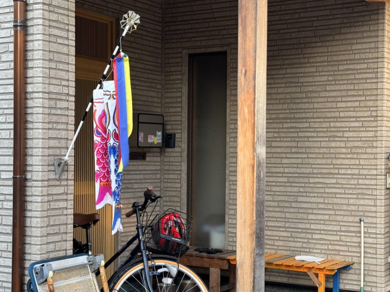 Manches à air japonais Koïnobori suspendu à l'entrée d'une maison au Japon, à l'occasion du "kodomo no hi", la fête des enfants.