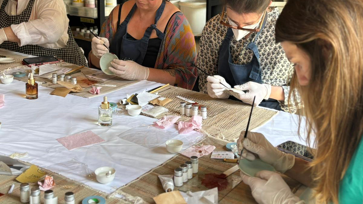 Participantes à un atelier de Kintsugi avec maître Ai Shimizu