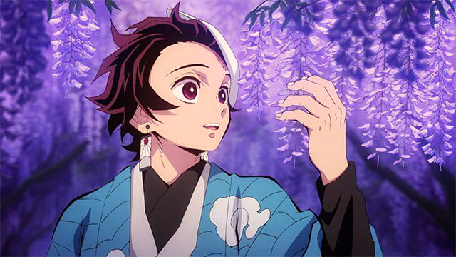 Demon Slayer: Kimetsu no Yaiba — Tanjiro portant son masque de kitsune entouré de Glycine tueuse de démon — source Newsmangas sur Pinterest