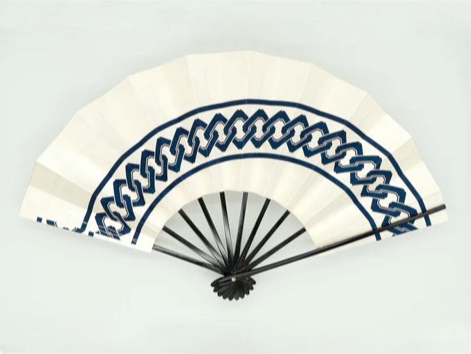 motif yoshiwara tsunagi sur un &eacute;ventail blanc