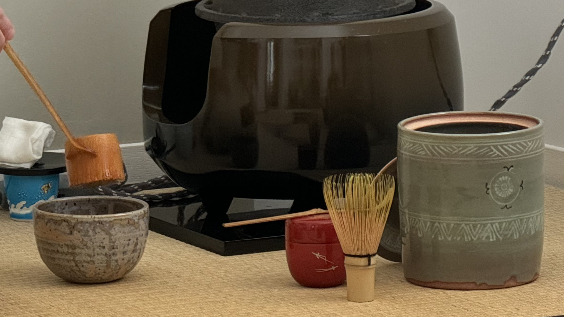 C&eacute;ramiques traditionnelles utilis&eacute;e pendant une c&eacute;r&eacute;monie du th&eacute; qui a eu lieu &agrave; la boutique Konjaku en 2024