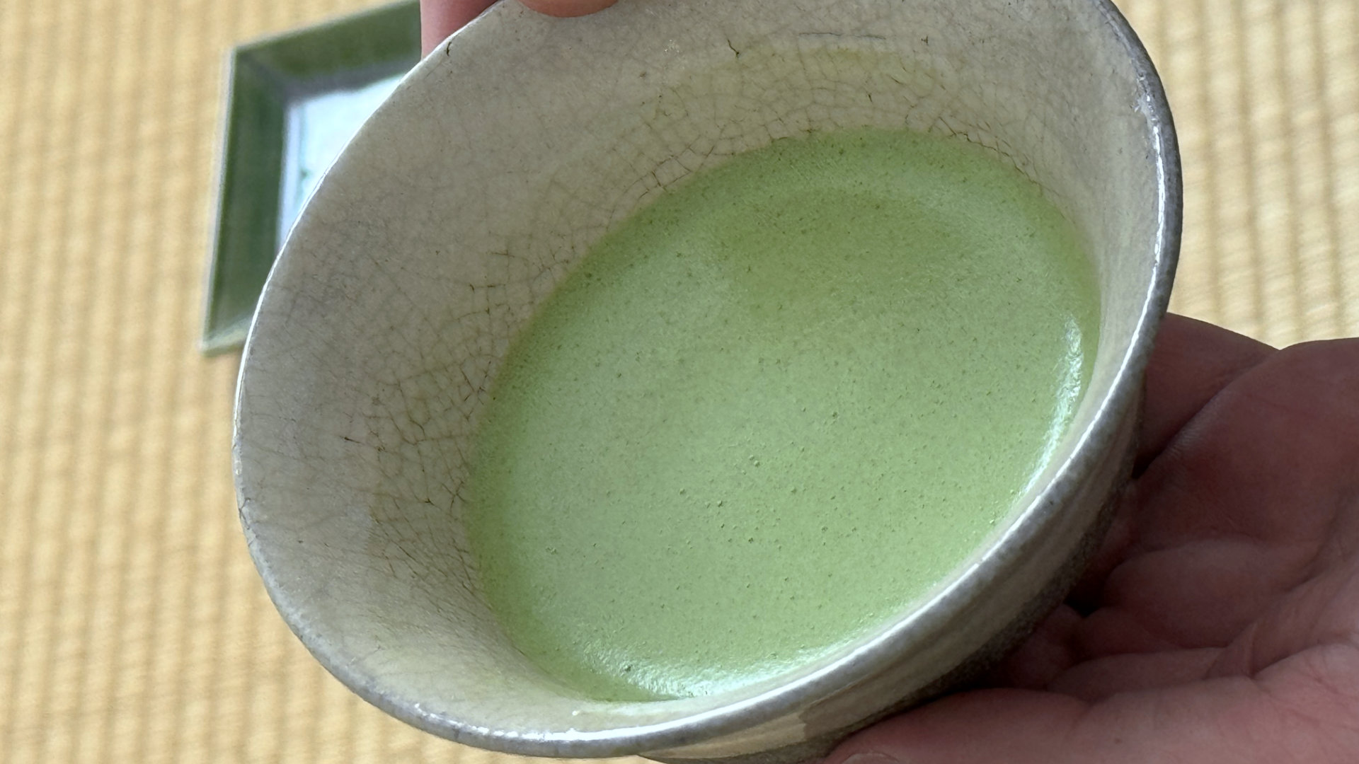 Gros plan sur un chawan contenant un excellent matcha d'Uji vendu par Konjaku