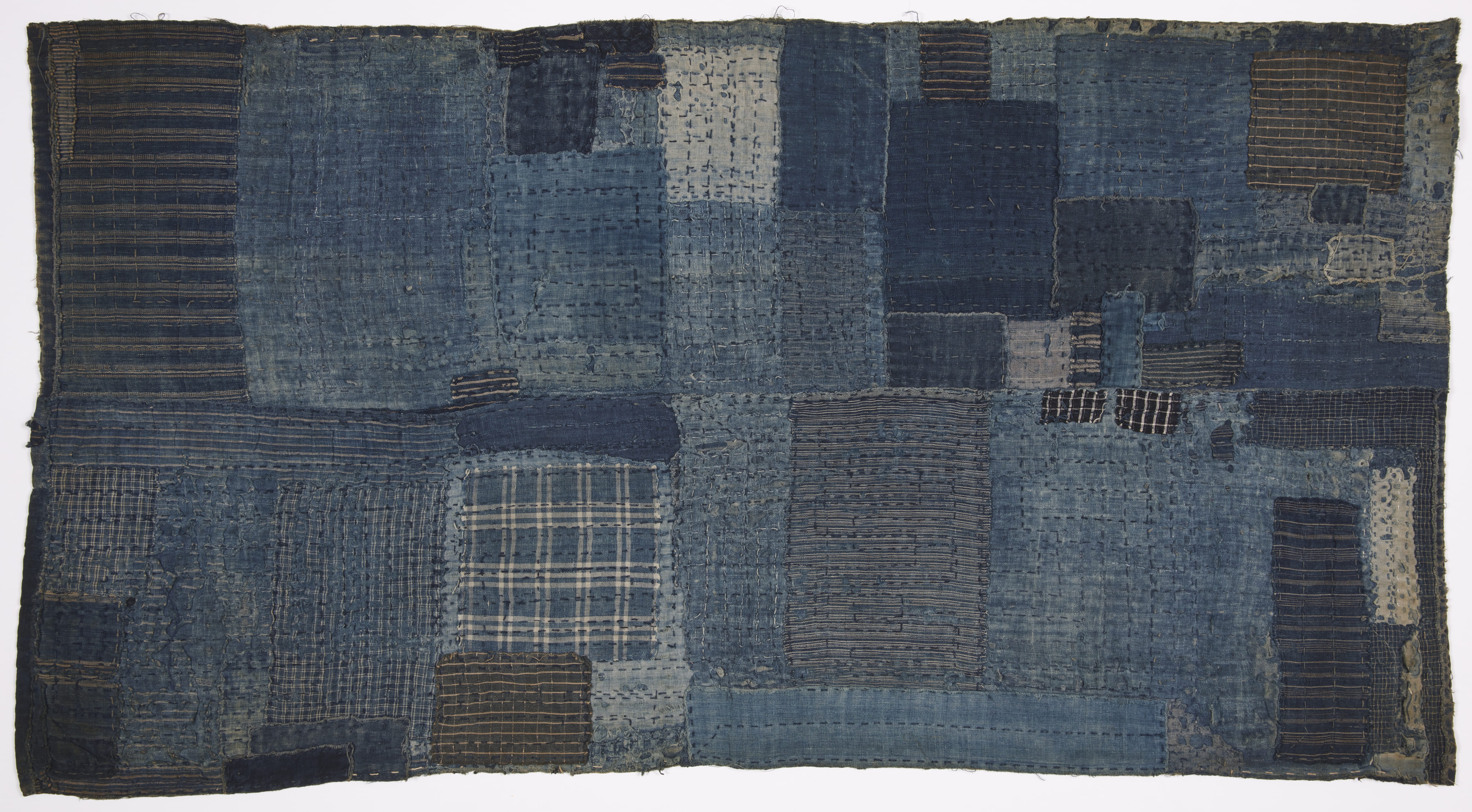 r&eacute;utiliser dans le mottainai : patchwork de tissu &ldquo;boro&rdquo; pour cr&eacute;er un tapis pour enfant - source wikip&eacute;dia