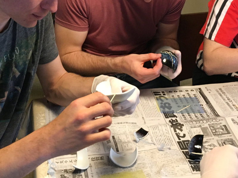 Participants au Konjakuryook 2019 en train de r&eacute;parer des tasses en c&eacute;ramique suivant la technique du kintsugi