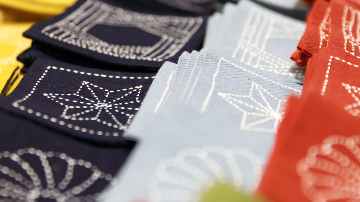 tissus brod&eacute;s suivant la technique du sashiko, photographi&eacute;s dans la boutique "Hida Sashiko" &agrave; Takayama (Gifu)