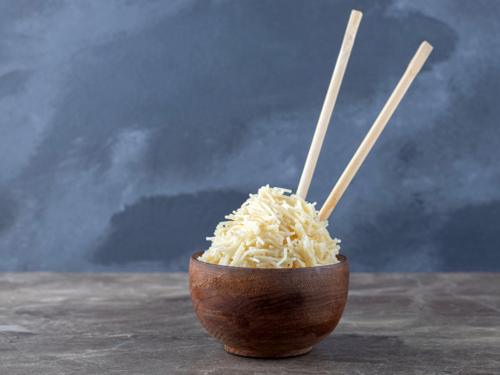 Paire de Baguettes japonaises plant&eacute;es dans un bol de riz, geste interdit quand on mange