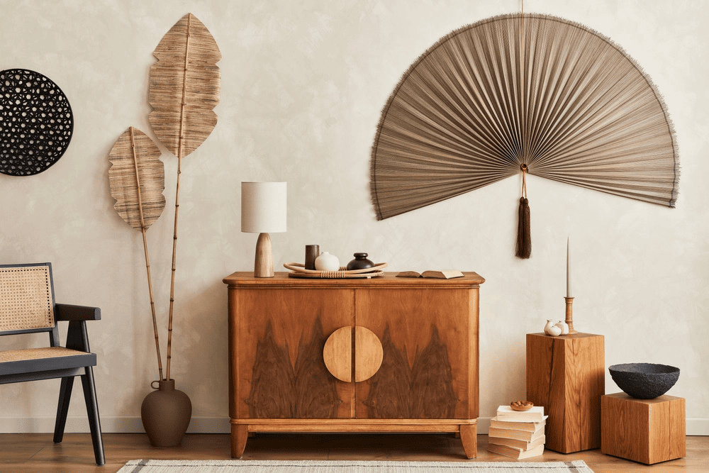 D&eacute;coration japandi avec une commode, une chaise, un grand &eacute;ventail accroch&eacute; au mur et divers objets - source deco.fr cr&eacute;dit photo Florine Dergelet