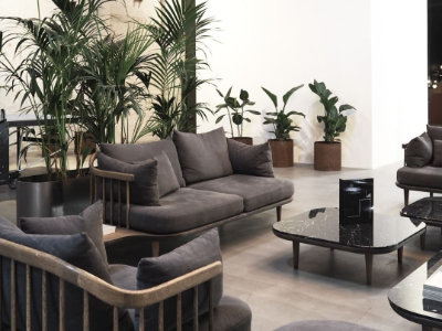 Salon de style japandi couleur anthracite - source delideco