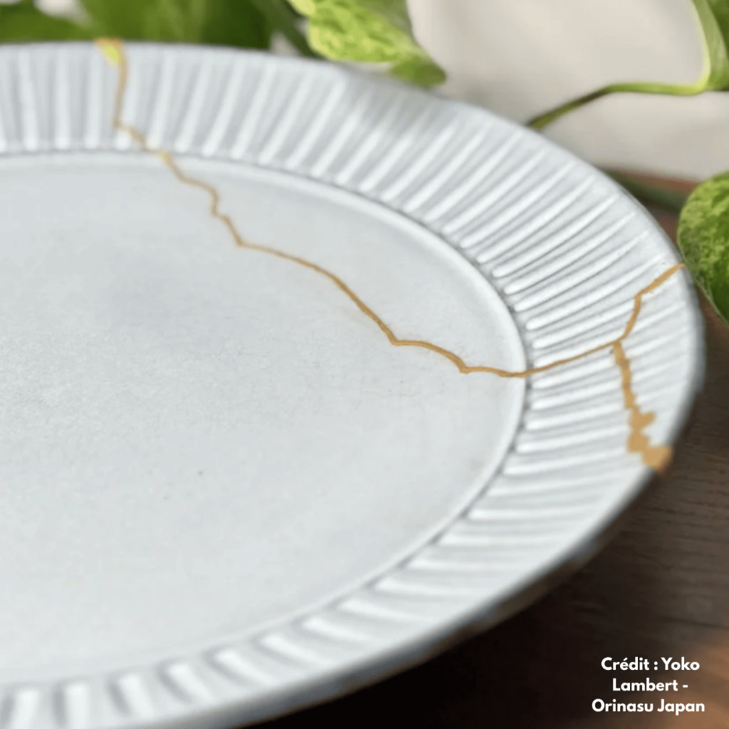 Assiette bleue claire agr&eacute;ment&eacute;e de lignes d&rsquo;or, embellit selon la m&eacute;thode du kintsugi - artiste : yoko lambert - source : orinasujapan.com