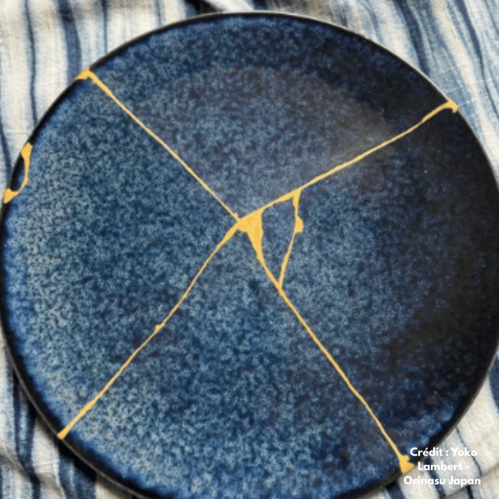 Assiette bleu indigo r&eacute;par&eacute;e &agrave; la feuille d&rsquo;or selon la m&eacute;thode du kintsugi - artiste : yoko lambert - source : orinasujapan.com