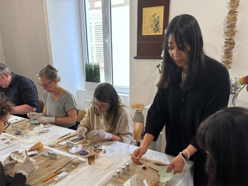 Atelier kintsugi r&eacute;alis&eacute; &agrave; la boutique Konjaku de Colmar en 2025