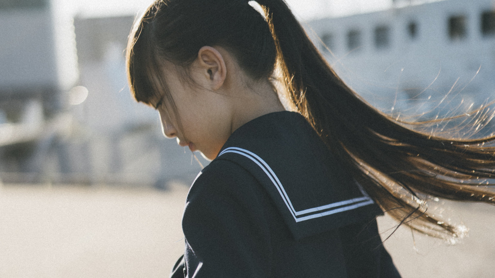 jeune &eacute;coli&egrave;re japonaise en uniforme scolaire traditionnel d'hiver