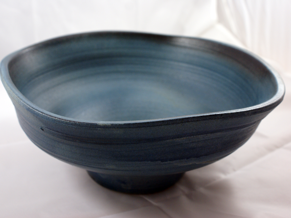 Plat Koito rond bleu avec un gla&ccedil;age Irabo &mdash; un r&eacute;sultat &ldquo;brut&rdquo;rendu possible gr&acirc;ce &agrave; la technique du Koitoyaki qui s&rsquo;int&egrave;gre dans le mouvement wabi-sabi