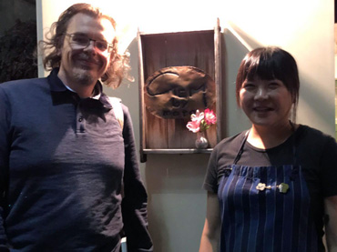 Photo représentant notre sommelier saké Fabien avec l’auteure du livre “saké pairing” Mari Chiba devant l'enseigne de son bar "Gem by Moto"