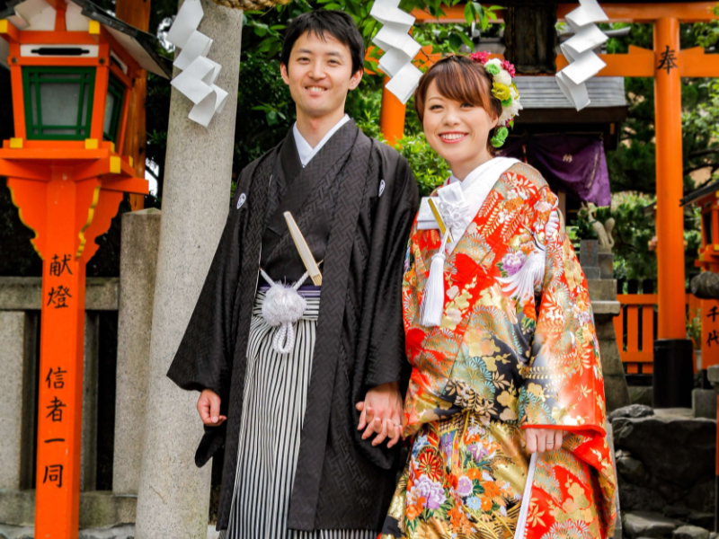 Jeune couple de japonais portant les kimonos traditionnellement utilisés pendant la cérémonie du mariage