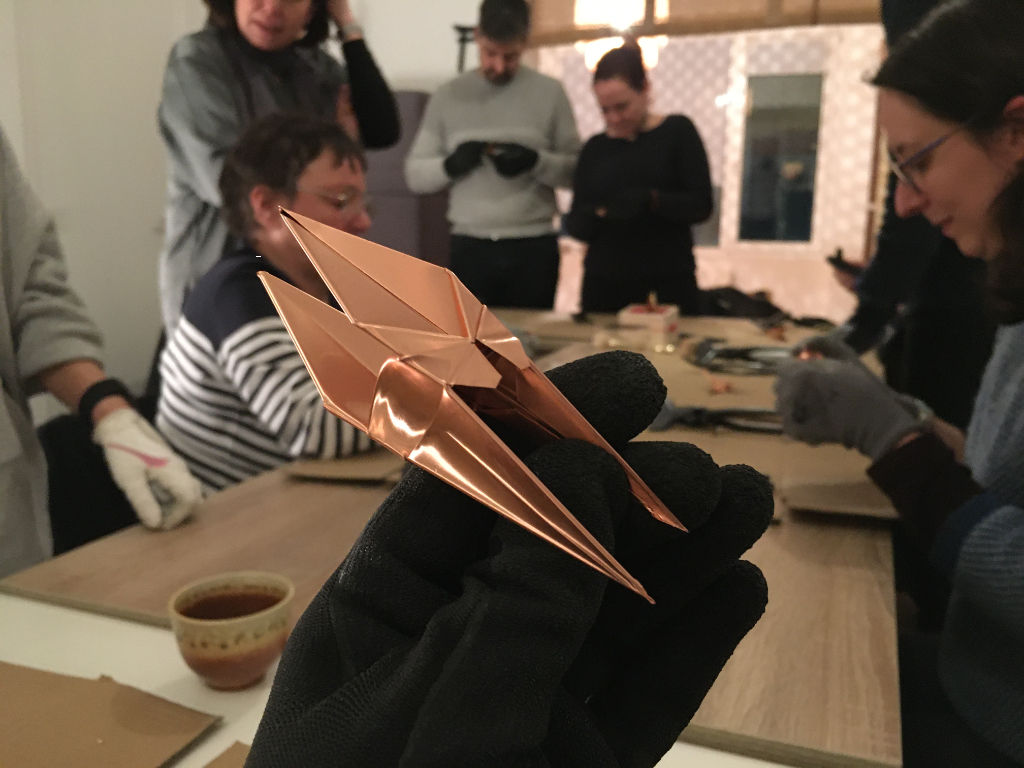l'origami de la grue en cuivre presque terminé