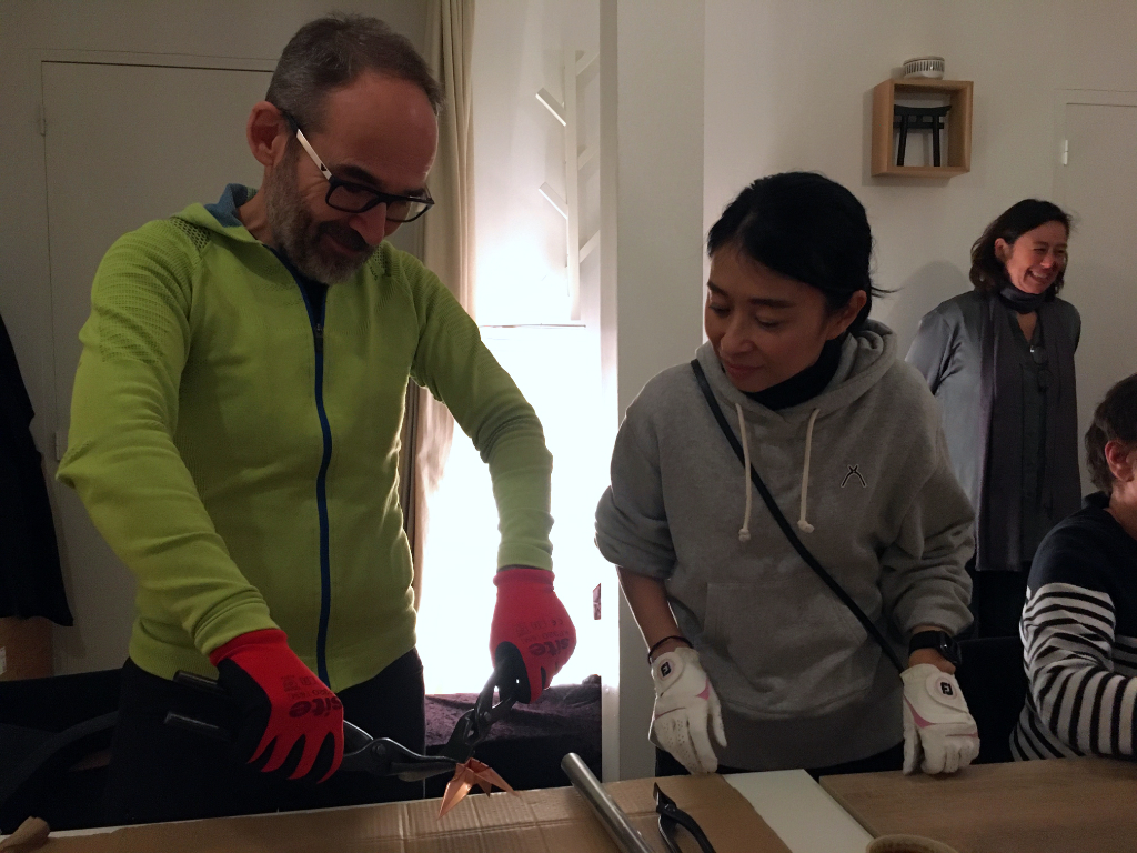 Madame Kaori Uchino accompagnant une étape essentielle du pliage de la grue en cuivre