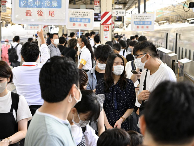 Préparer son voyage au Japon : les transports sur place | Quai de gare au Japon pendant les heures de pointes