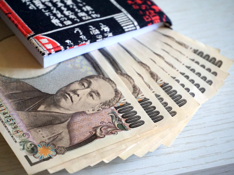 Préparer son voyage au Japon : les gadgets essentiels : Changez vos Euros en Yen et pensez à avoir de la monnaie | Billets de 10000 yens