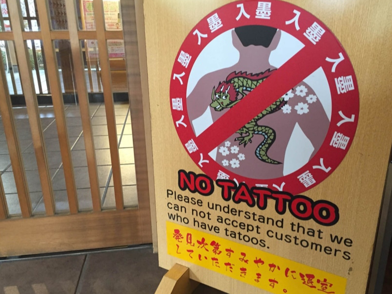 Beaucoup de onsen au Japon refusent les clients tatoués.