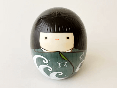 Kokeshi - la kokeshi créative, ici un exemple en forme d’œuf, peint et gravé - Source site usaburokokeshi