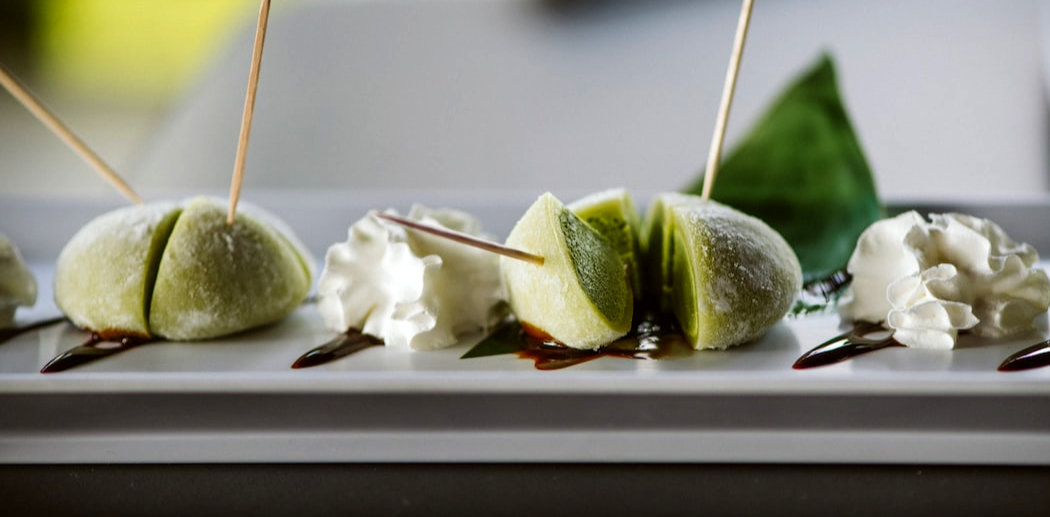 daifuku vs mochi - mochi glacé vert aromatisé au matcha servi en dessert avec de la chantilly