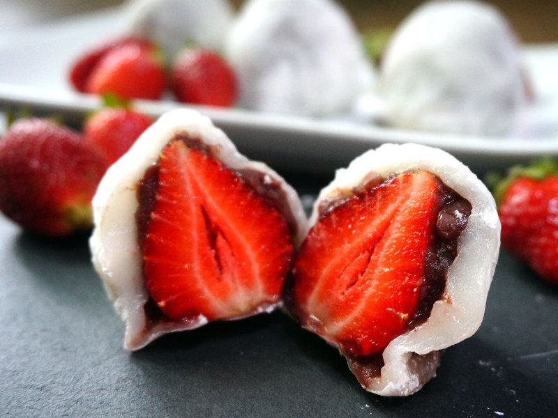 daifuku vs mochi - ichigo daifuku mochi, les daifuku garnies d’une fraise entière et de pâte d'anko