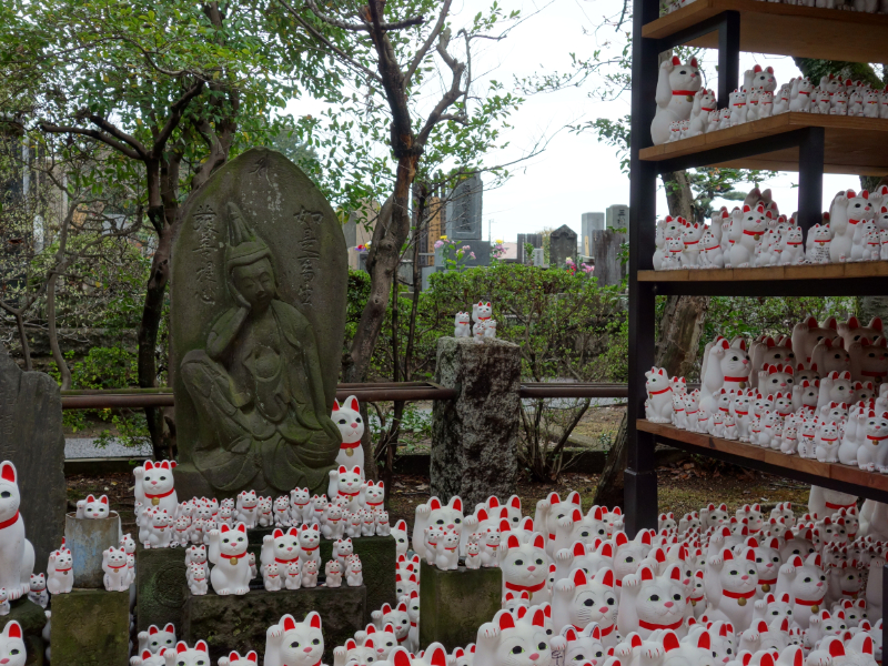 Des statuettes de Maneki Neko par millier au temple Gotokuji