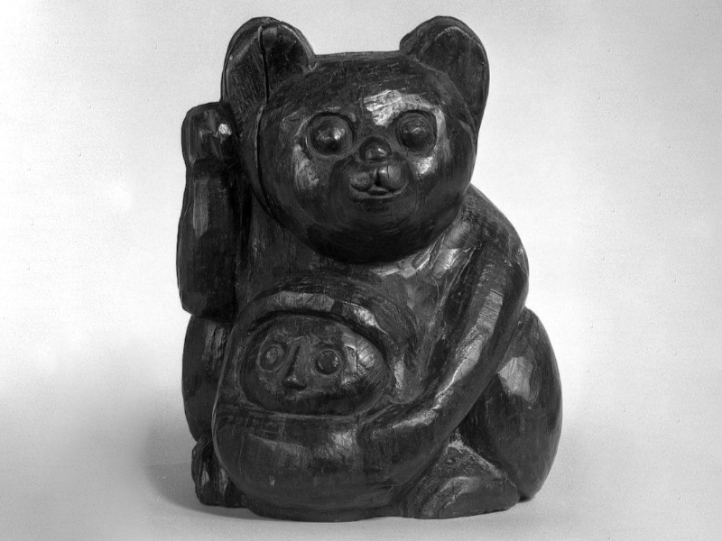 Statuette en bois représentant un Maneki Neko de la période Edo - source Wikimedia Commons