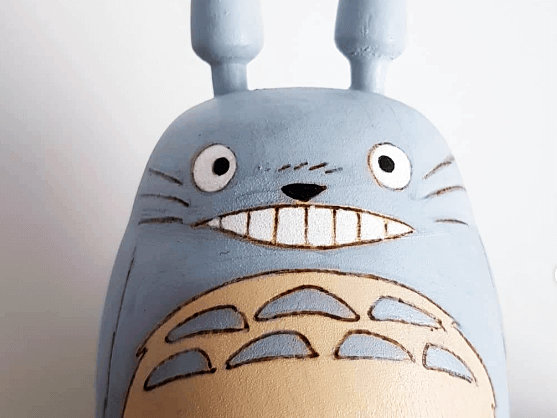 Le célèbre Totoro façon poupée japonaise en bois fabriquée par Patrick Kokeshi — Photo par Patrick Kokeshi