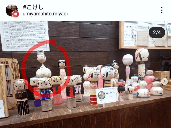 Les poupées japonaises de @Patrick Kokeshi toujours exposées au Japon dans la vitrine des kokeshi gagnantes du concours annuel de Shiroishi — Photo par Patrick Kokeshi