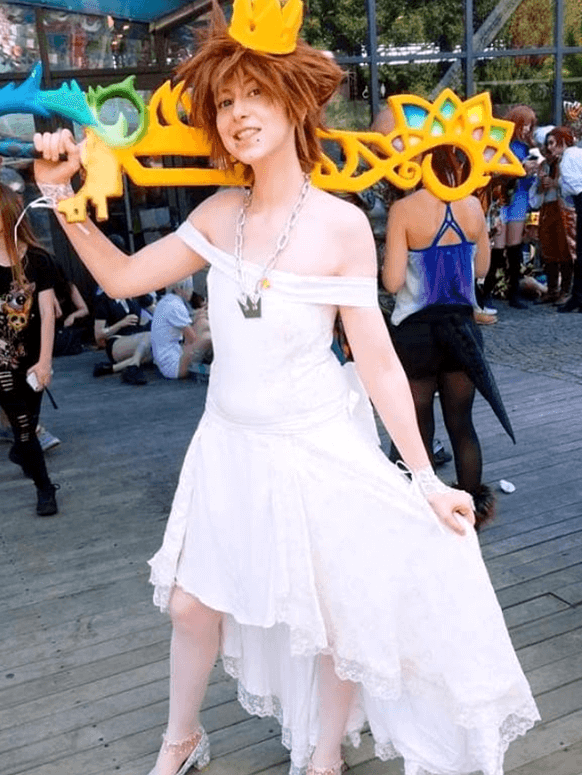 Quand 2 cosplayeurs travaillent ensemble, ça peut donner de très beaux projets, comme ce magnifique cosplay de Sora en Robe de marié porté par Axchuu - crédit photo @cookiiecosplay