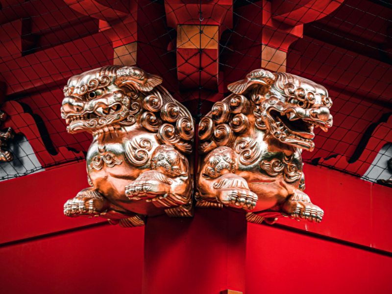 15 porte-bonheurs japonais pour attirer la chance - Komainu en or accroché à l’entrée d’un temple pour protéger les divinités - Photo de S. Tsuchiya sur Unsplash