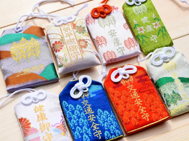 15 porte-bonheurs japonais pour attirer la chance - Petit lot d’omamori, des petits sachets en tissu soyeux de toutes les couleurs contenant une prière - Photo du site Omamori Charm Heritage Japan