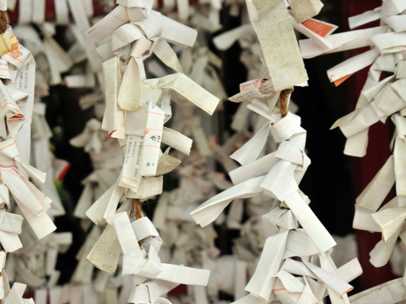 15 porte-bonheurs japonais pour attirer la chance - Guirlande d’omikuji, de petits papiers qui prédisent l’avenir - Photo de Boudewijn Huysmans sur Unsplash