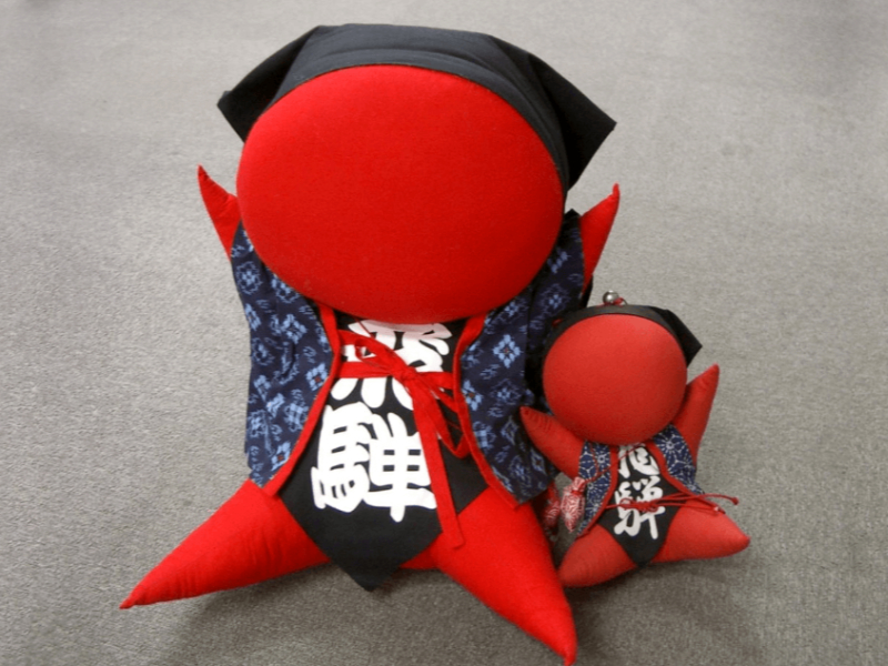 15 porte-bonheurs japonais pour attirer la chance - Magnifiques sarubobo rouge, les “bébés singes” fabriqués à la main à Takayama pour porter chance aux filles et aux femmes - Image du site officiel de la ville de Takayama