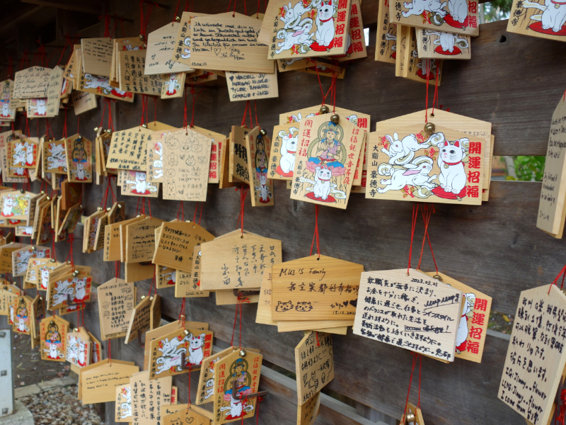 15 porte-bonheurs japonais pour attirer la chance - Tablettes en bois votives accrochées devant le temple du Gotokuji - photo du konjaku ryoko 2023