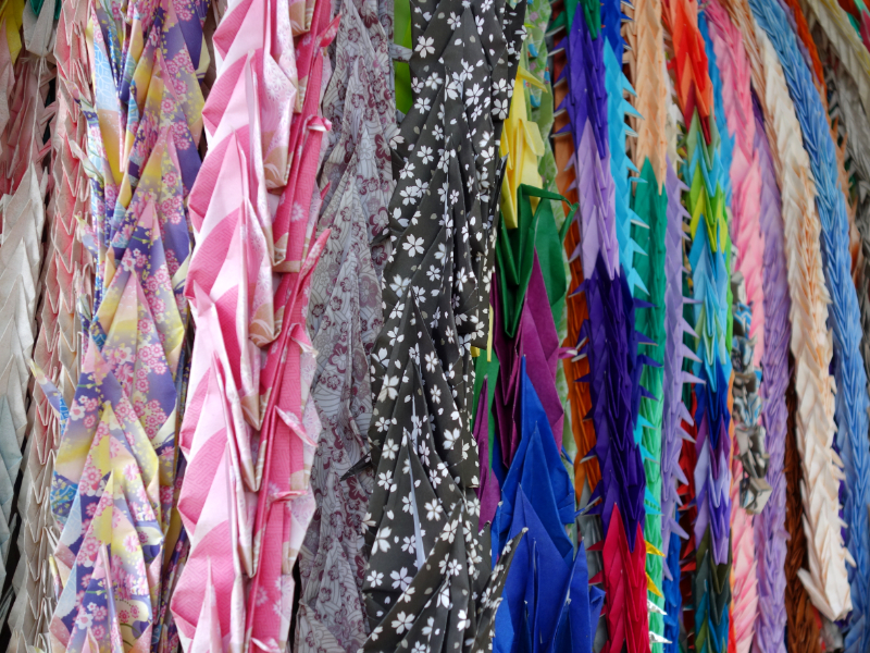 15 porte-bonheurs japonais pour attirer la chance - Senbazuru, les guirlandes de 1000 grues multicolores en origami accrochées dans les temples pour attirer la santé et souhaiter une grande longévité
