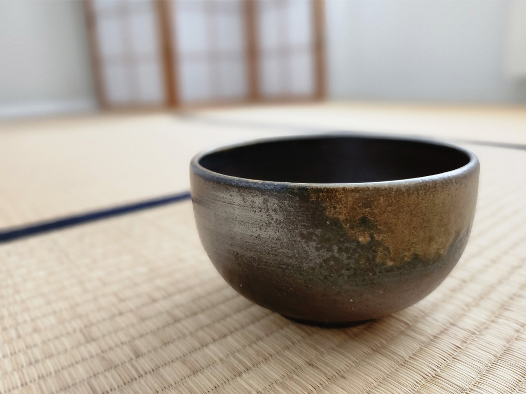 Bol chawan wabi-sabi - C&eacute;ramique japonaise de Bizen (bizenyaki) irr&eacute;guli&egrave;re avec &eacute;mail textur&eacute; pour la c&eacute;r&eacute;monie du th&eacute;