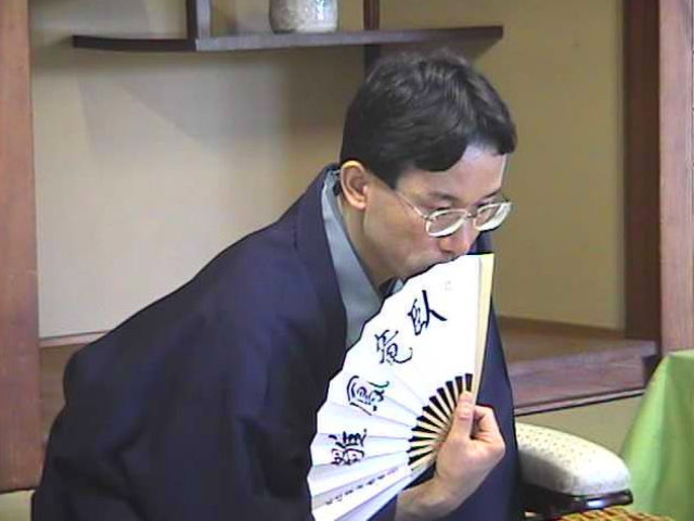Utilisation d'un éventail japonais par maître Fukuara, lors d'un match officiel de shogi, le jeu d'échecs japonais