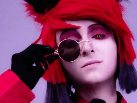 Débuter le cosplay avec Raega et Axchuu et apprenez les étapes pour réaliser votre cosplay de A à Z - interview de cosplayeurs partie 2- Cosplay Alastor d'Hazbin Hotel - crédit photo milos_ki sur l'instagram de Raega