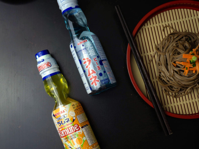 la célèbre limonade japonaise, le ramune, dans sa bouteille en verre — photo par miu sua sur Unsplash
