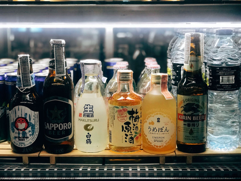 umeshu, sakés et bières japonaises sur une étagère — photo de PTMP sur Unsplash