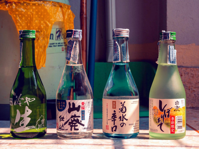 Sélection de 4 sakés, nihonshu japonais — photo par Zaji janamajina sur Unsplash