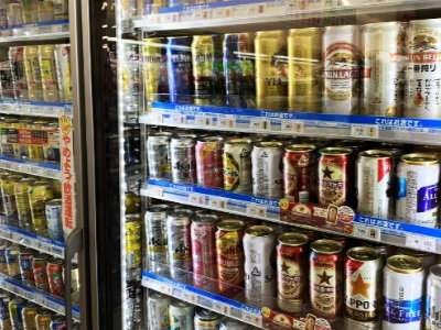 sélection d’alcool en canette dans un frigo de konbini — photo du site guidable