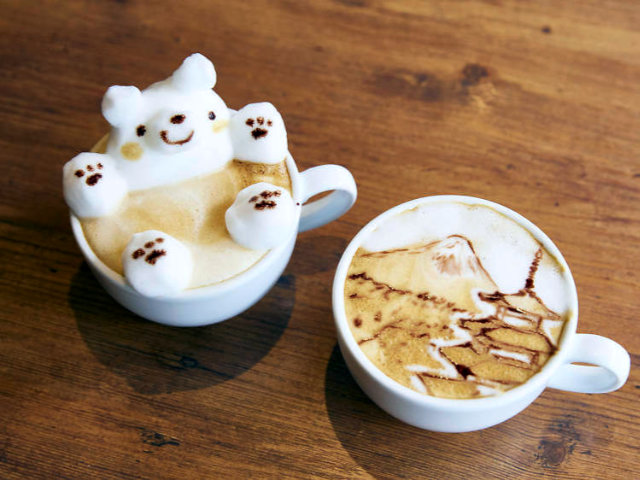 Deux tasses de café japonais, la mousse de la première ressemble à un ourson se baignant dans le café, la mousse de la seconde un célèbre panorama de Kyoto — Photo de Kisa Toyoshima prise sur le site de timeout