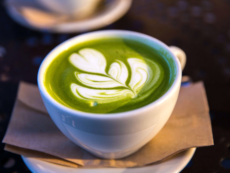 Thé matcha stylisé avec une touche de lait — photo par jason leun sur Unsplash